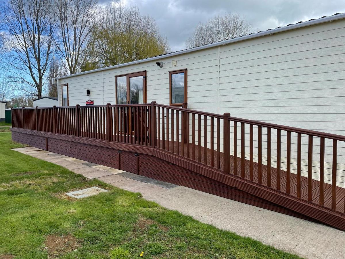 Beautiful 2 Bedroom Helmsley Lodge Northampton Extérieur photo