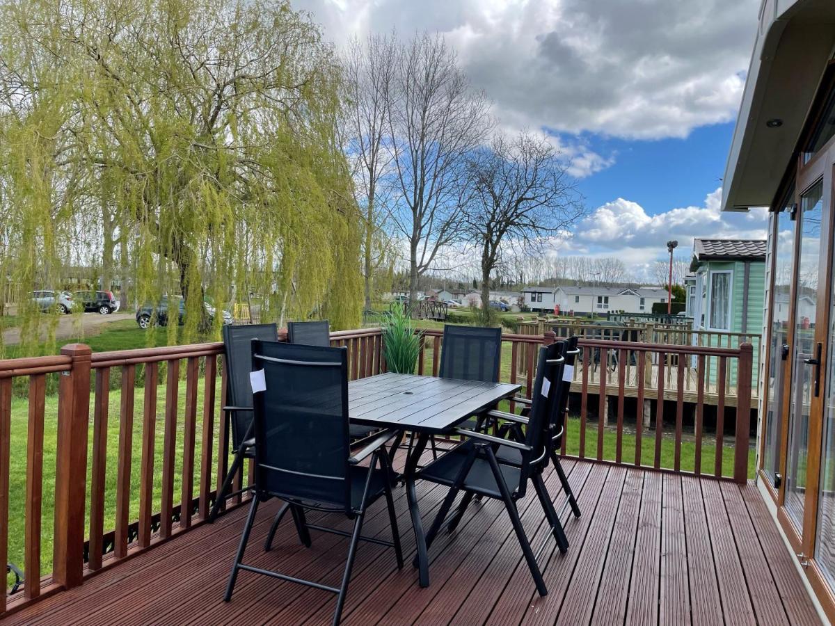 Beautiful 2 Bedroom Helmsley Lodge Northampton Extérieur photo
