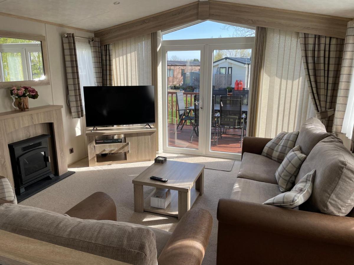 Beautiful 2 Bedroom Helmsley Lodge Northampton Extérieur photo
