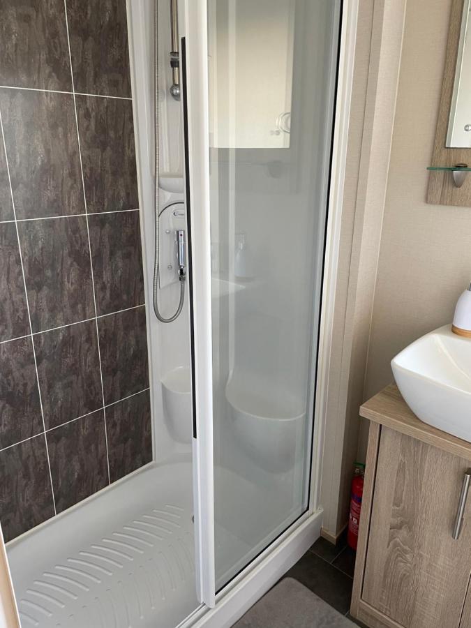 Beautiful 2 Bedroom Helmsley Lodge Northampton Extérieur photo
