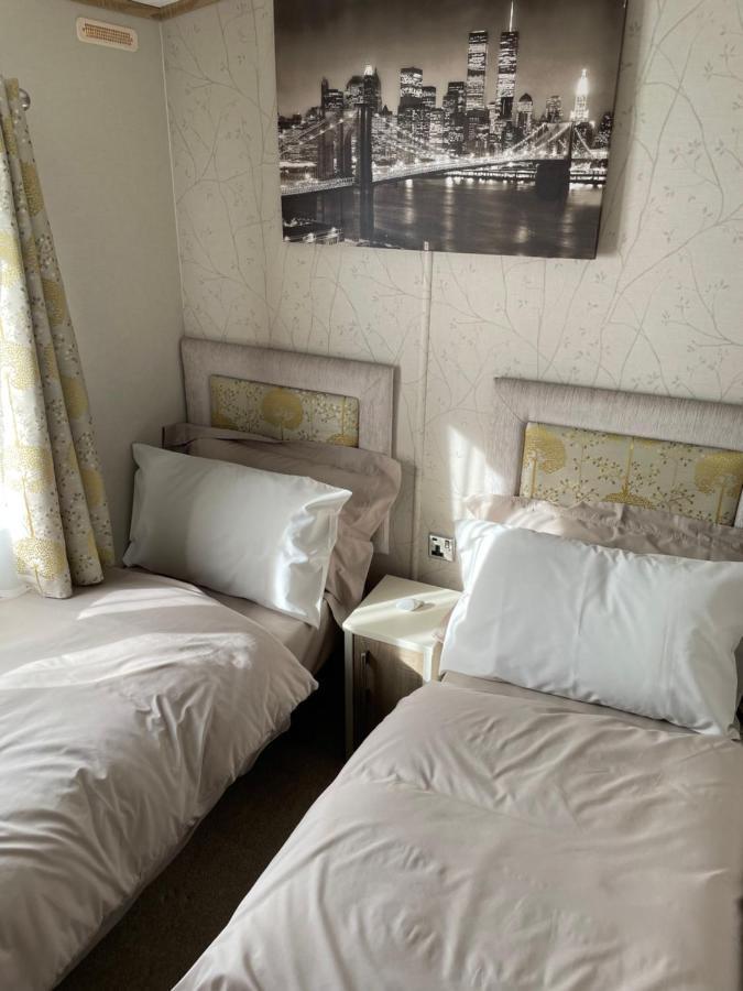 Beautiful 2 Bedroom Helmsley Lodge Northampton Extérieur photo